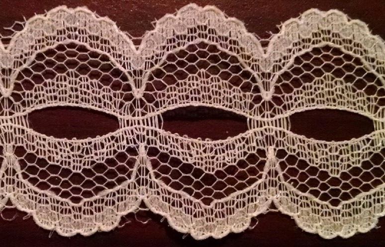 1 1/4" Natural Scallop Lace / Sold by the roll - 25 yards